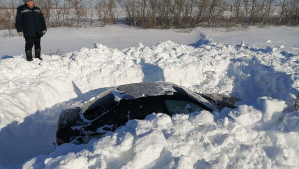 Найди свою машину: как спасатели откапывают машины из-под снега - фотофакт - Sputnik Қазақстан