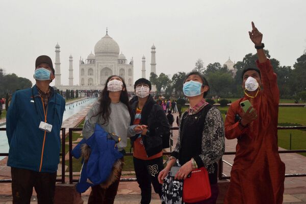 Китайские туристы в защитных масках на экскурсии в Тадж-Махале в Агре, Индия - Sputnik Казахстан