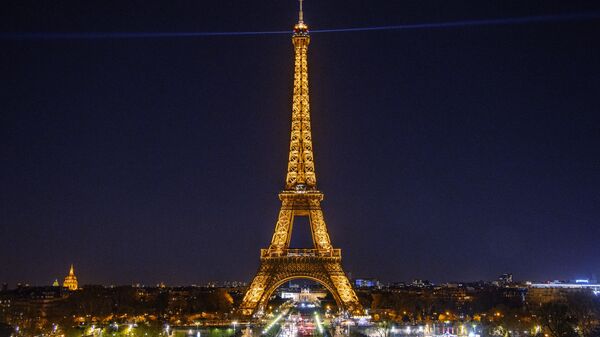 Эйфелева башня в Париже с включенной подсветкой - Sputnik Казахстан