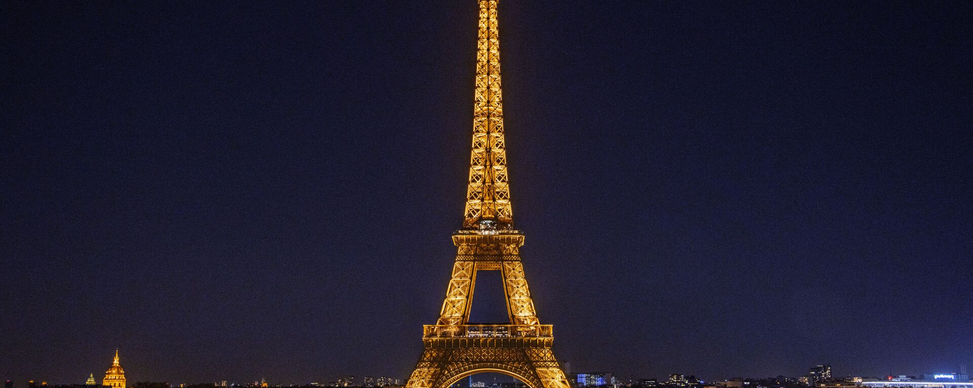 Эйфелева башня в Париже с включенной подсветкой - Sputnik Казахстан, 1920, 27.12.2023