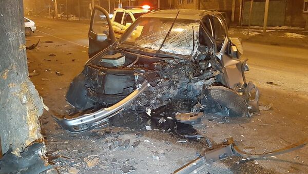 Автомобиль BMW в результате столкновения с другой машиной вылетел на встречную полосу и врезался в дерево - Sputnik Казахстан