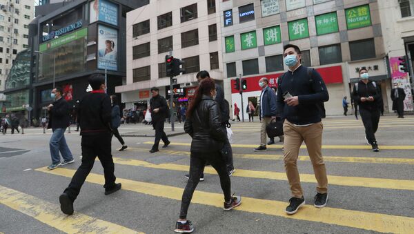 Люди в защитных масках на улицах Гонконга - Sputnik Казахстан
