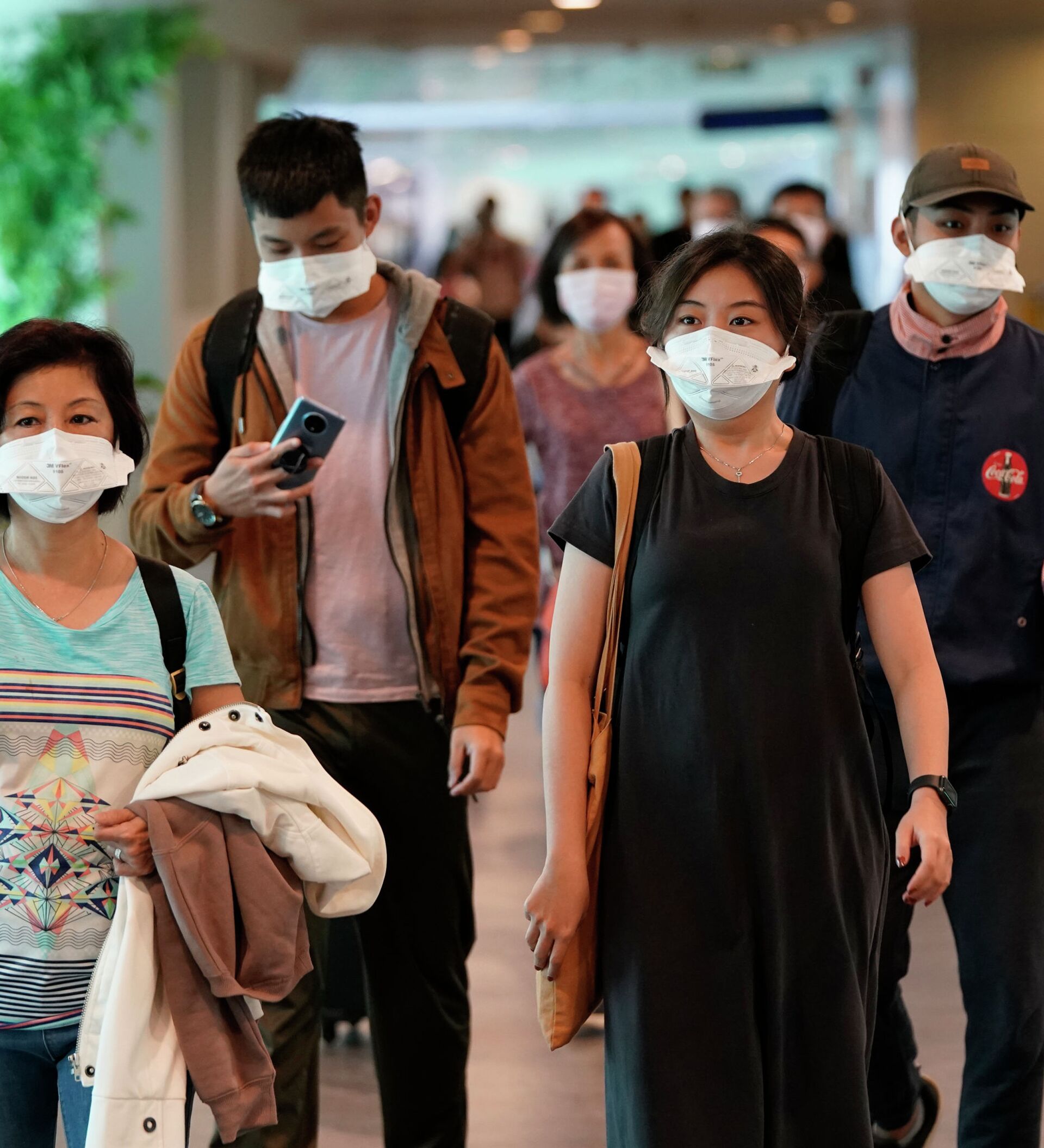Заболевания 2019 года. Китайцы в масках. Человек в маске. Человек в защитной маске. Казахстан люди в масках.