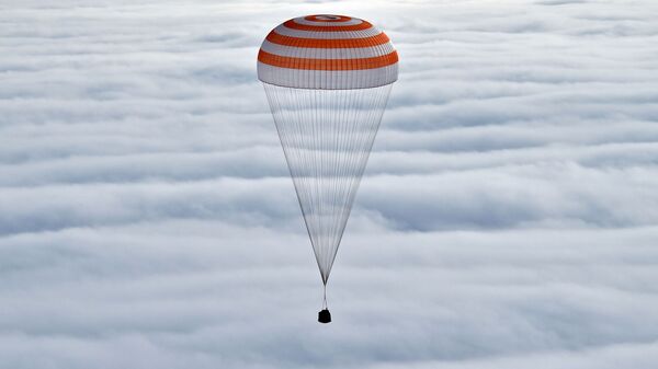 Посадка спускаемого аппарата транспортного пилотируемого корабля, архивное фото - Sputnik Казахстан