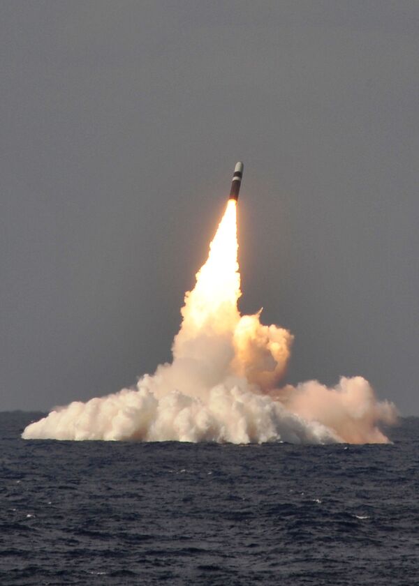 Запуск ракеты Trident II D-5 с подлодки USS West Virginia - Sputnik Казахстан