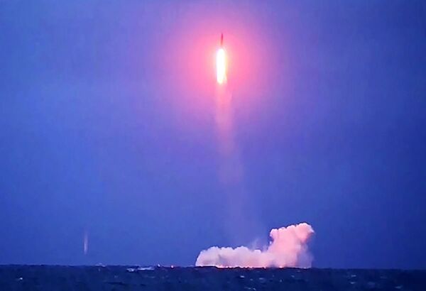 Пуск баллистической ракеты «Синева» с борта РПКСН «Верхотурье» - Sputnik Казахстан