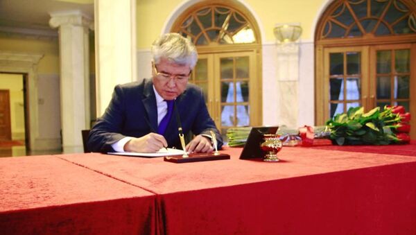 Арыстанбек Мухамедиулы оставляет запись в книге соболезнований в посольстве РФ - Sputnik Казахстан