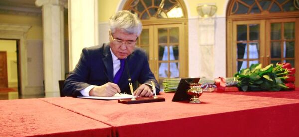 Арыстанбек Мухамедиулы оставляет запись в книге соболезнований в посольстве РФ - Sputnik Казахстан