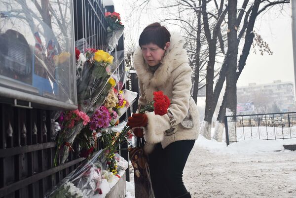 Казахстанцы возлагают цветы к посольству и консульству России - Sputnik Казахстан