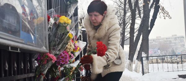 Казахстанцы возлагают цветы к посольству и консульству России - Sputnik Казахстан