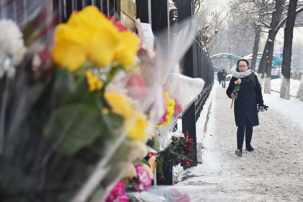 Казахстанцы возлагают цветы к посольству и консульству России - Sputnik Казахстан