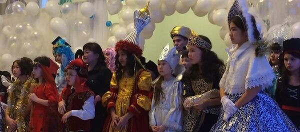 Девочка с головным убором в форме Байтерека - Sputnik Казахстан