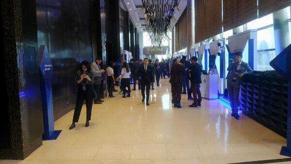 Что происходит в холле до начала форума Цифровое будущее глобальной экономики - Sputnik Казахстан