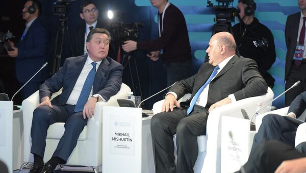 Форум Цифровое будущее глобальной экономики . Михаил Мишустин (справа) и Аскар Мамин (слева) - Sputnik Казахстан