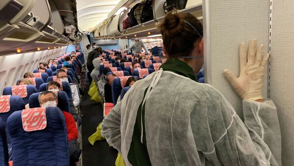  Вспышка коронавируса в Китае. Пассажиры на борту самолета - Sputnik Казахстан