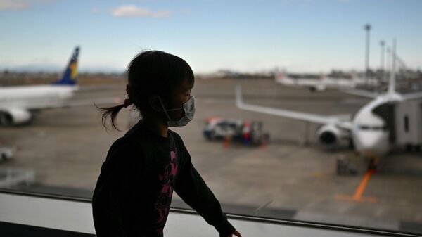 Девочка смотрит из окна аэропорта - Sputnik Казахстан