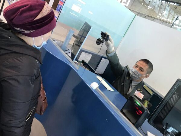 В Международном аэропорту Алматы по-прежнему действуют повышенные меры для недопущения распространения коронавируса - Sputnik Казахстан