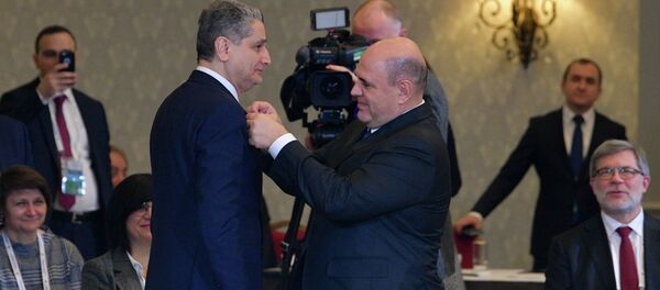 Председатель правительства РФ Михаил Мишустин вручает председателю коллегии Евразийской экономической комиссии Тиграну Саркисяну медаль Столыпина П.А. I степени на заседании Евразийского межправительственного совета - Sputnik Казахстан