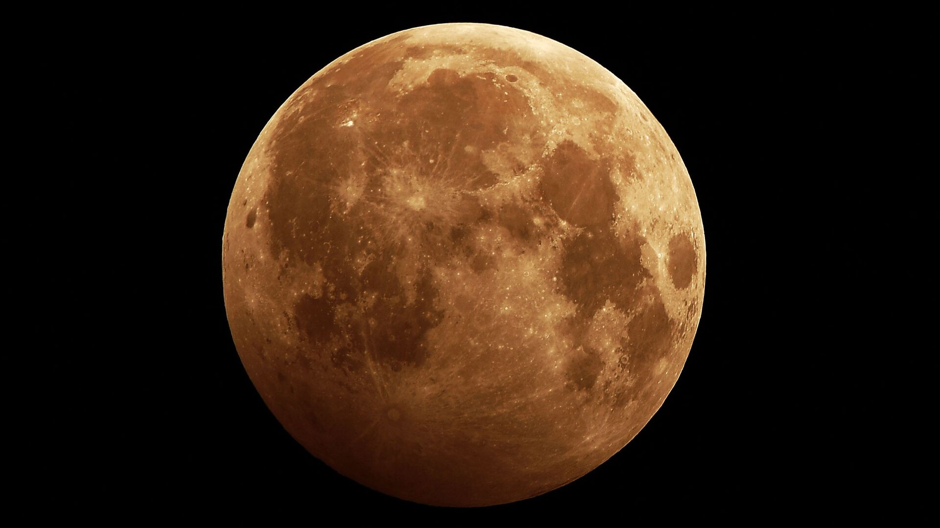 Почему сегодня ночью будет оранжевая луна: объясняем феномен