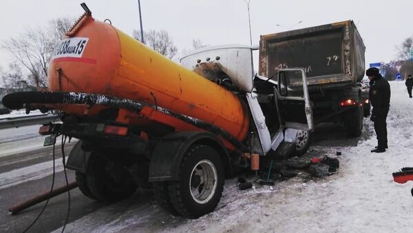 Две грузовые машины столкнулись на трассе в СКО - Sputnik Казахстан
