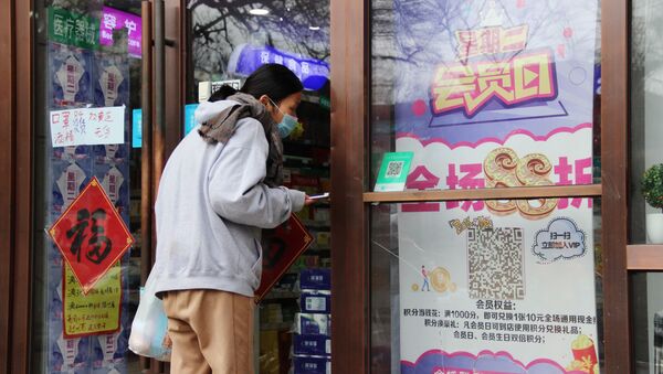Женщина выбирает товары в магазине китайских товаров - Sputnik Казахстан
