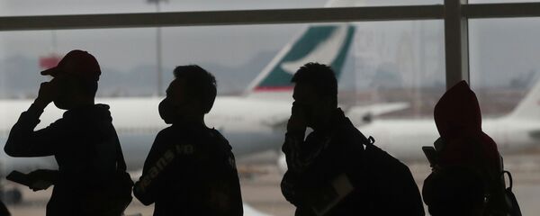 Пассажиры в масках в аэропорту Гонконга - Sputnik Казахстан