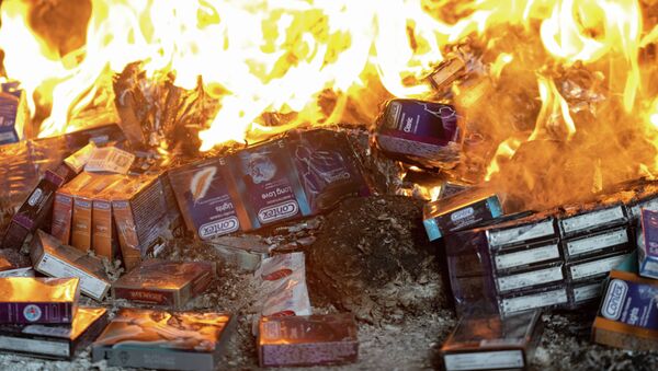 Поддельные презервативы сгорели в адском пламени в Алматы - видео - Sputnik Казахстан