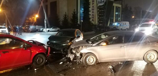 Три автомобиля столкнулись нос к носу на перекрестке в Алматы Три автомобиля столкнулись нос к носу на перекрестке в Алматы - Sputnik Казахстан