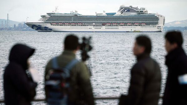 Круизный лайнер Diamond Princess встал на рейд у берегов Японии из-за вспышки коронавируса на борту - Sputnik Казахстан