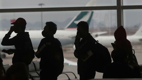 Люди в защитных масках в очереди в аэропорту - Sputnik Казахстан