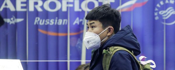 Пассажир в маске в московском аэропорту Шереметьево - Sputnik Казахстан