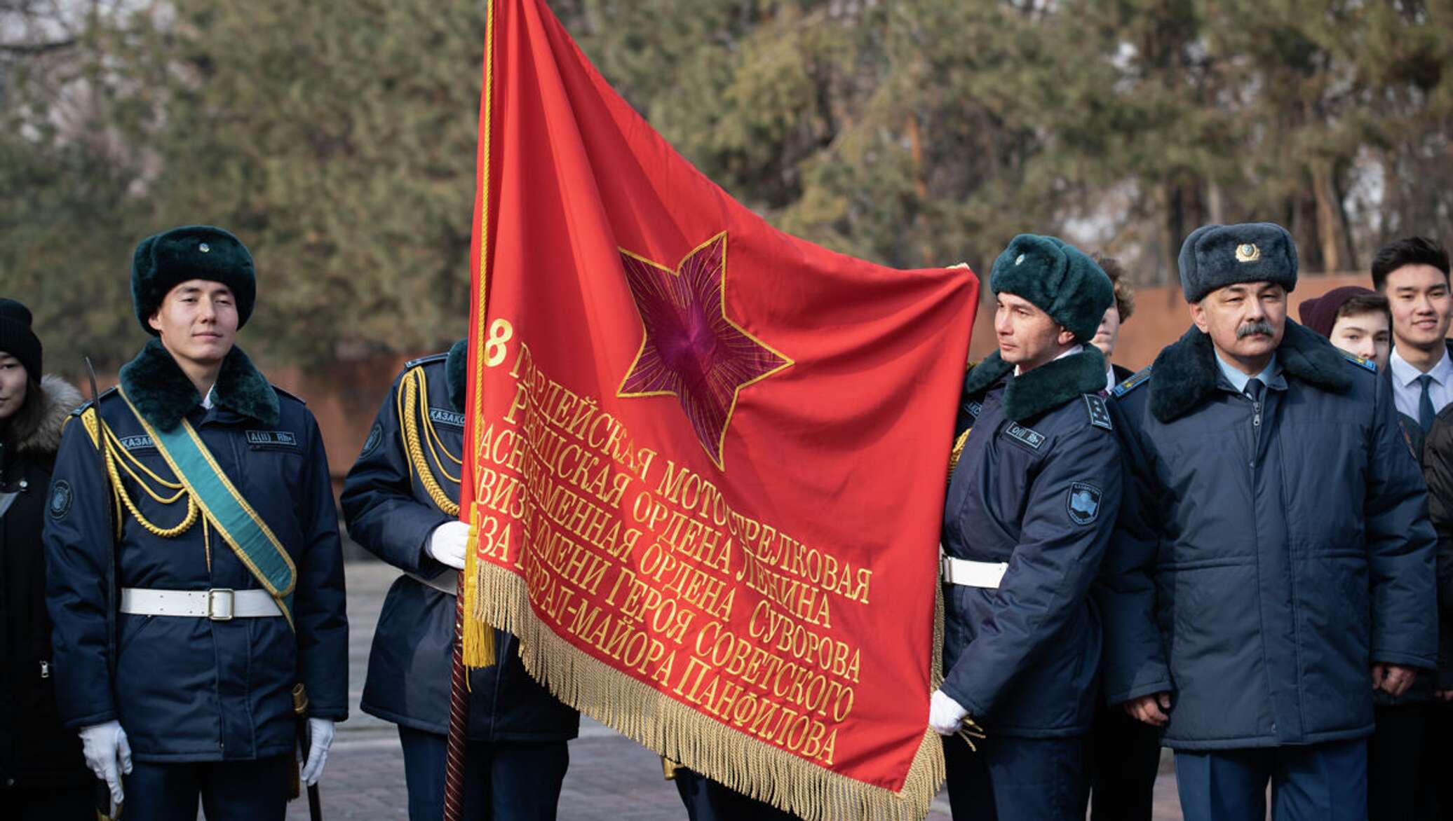 8 знамен. Боевое Знамя Панфиловской дивизии. Боевое Знамя 8 Гвардейской Панфиловской дивизии. Знамя 8 Гвардейской дивизии. Копия боевого Знамени.