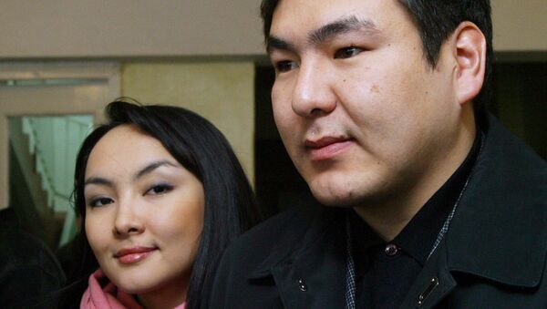 Старший сын экс-президента Кыргызстана Аскар Акаев Айдар (справа) и его жена Сайкал Акаева, архивное фото - Sputnik Казахстан