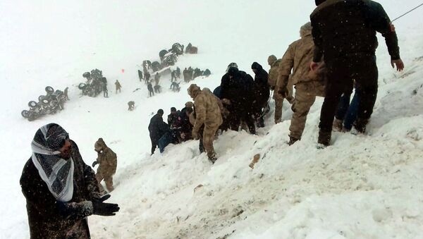  Турецкие солдаты и местные жители пытаются спасти людей, попавших под лавину в Бахчесарае, Турция - Sputnik Казахстан