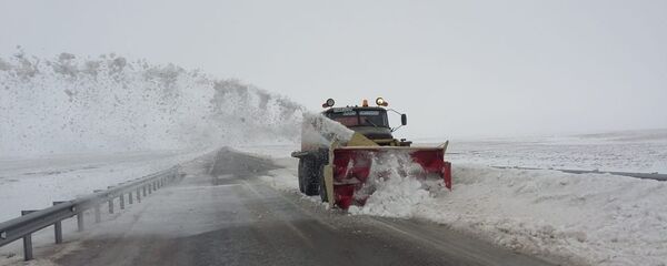 Чистка трассы зимой Чистка трассы зимой - Sputnik Казахстан