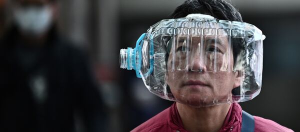 Житель Гонконга использует пластиковую бутылку в качестве маски, чтобы защититься от коронавируса - Sputnik Казахстан