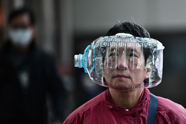 Житель Гонконга использует пластиковую бутылку в качестве маски, чтобы защититься от коронавируса - Sputnik Казахстан
