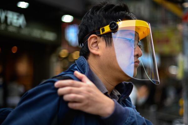 Мужчина в защитной маске в Гонконге - Sputnik Казахстан