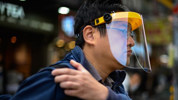 Мужчина в защитной маске в Гонконге - Sputnik Казахстан