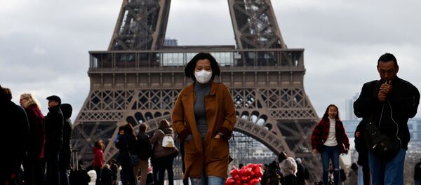 Женщина в защитной маске на фоне Эйфелевой башни Женщина в защитной маске на фоне Эйфелевой башни - Sputnik Казахстан