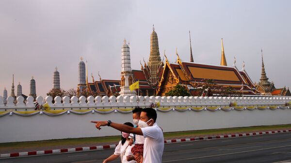 Туристы в защитных масках в Бангкоке - Sputnik Казахстан