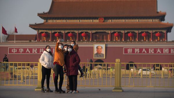 Туристы в защитных масках на площади Тяньаньмень в Пекине - Sputnik Казахстан