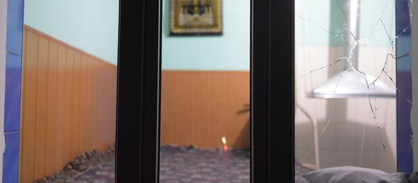 Разбитое окно в доме в селе Масанчи Разбитое окно в доме в селе Масанчи - Sputnik Казахстан