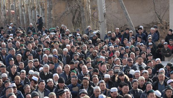 Жители села Масанчи на похоронах погибшего в массовых беспорядках  - Sputnik Қазақстан