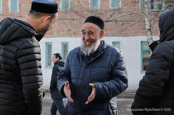 Улыбки и рукопожатия: старейшины Кордая решают конфликт миром Улыбки и рукопожатия: старейшины Кордая решают конфликт миром - Sputnik Казахстан