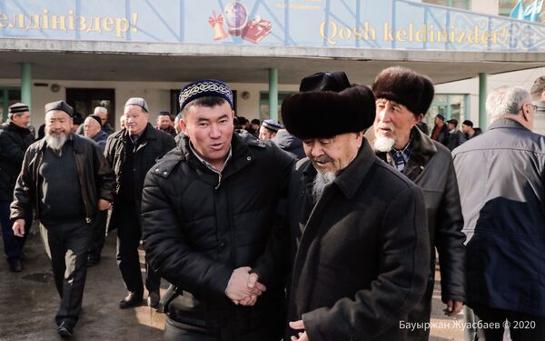 Улыбки и рукопожатия: старейшины Кордая решают конфликт миром Улыбки и рукопожатия: старейшины Кордая решают конфликт миром - Sputnik Казахстан