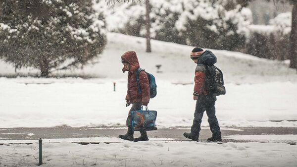Архивное фото школьников во время снегопада - Sputnik Казахстан