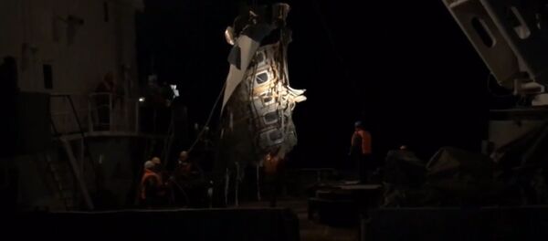 Спасатели МЧС подняли из Черного моря часть фюзеляжа Ту-154. Кадры операции - Sputnik Казахстан