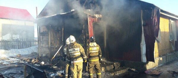 Сгоревший дом в Семее Сгоревший дом в Семее - Sputnik Казахстан