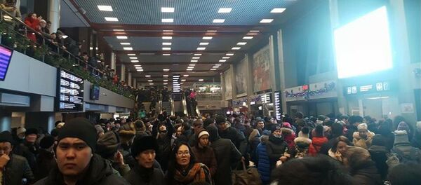 Пассажиры, ожидающие свои поезда на вокзале Астаны Пассажиры, ожидающие свои поезда на вокзале Астаны - Sputnik Казахстан